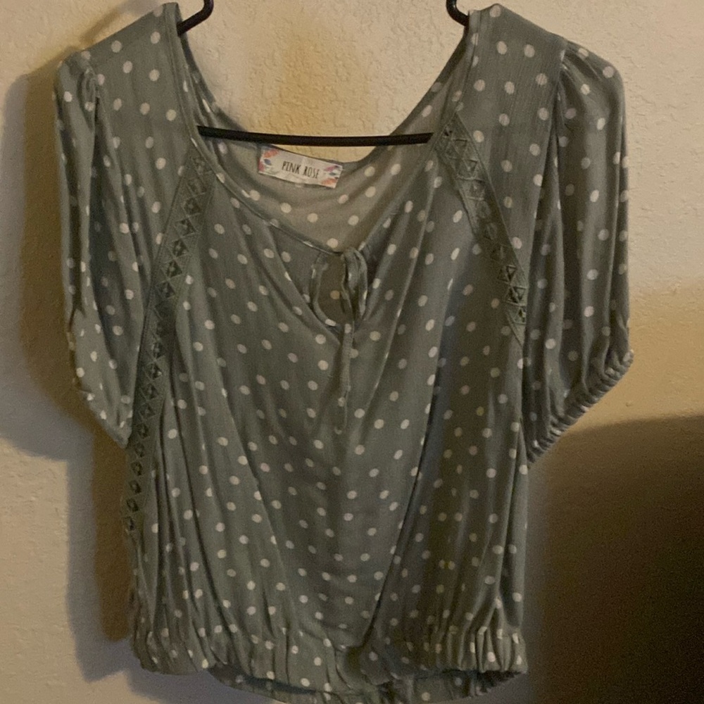 Keyhole front peasant short sleeve top.